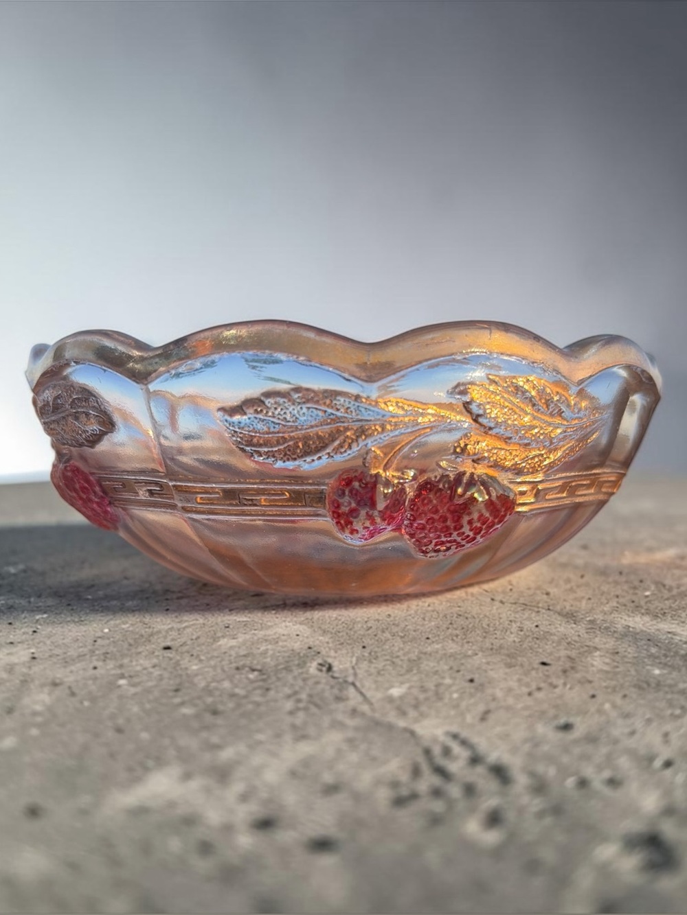 INDIANA GLASS CO. NO. 127 “PANELED STRAWBERRY” BERRY BOWL.